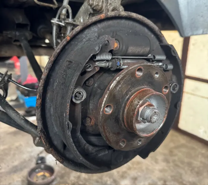 Bubnové brzdy před servisním zásahem