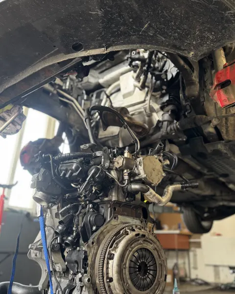 Kontrola motorového prostoru při problému se startováním auta